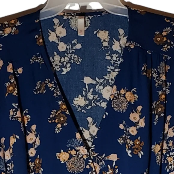 Xhilaration size X beautiful floral crop top. 501 - Picture 2 of 5